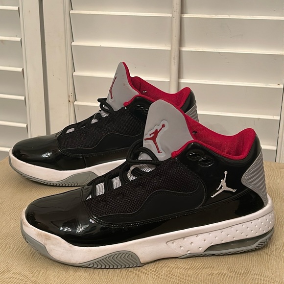 jordan nike max aura 2